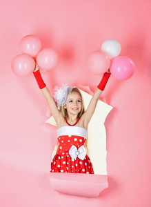 美丽的小女孩与气球在粉红色的工作室