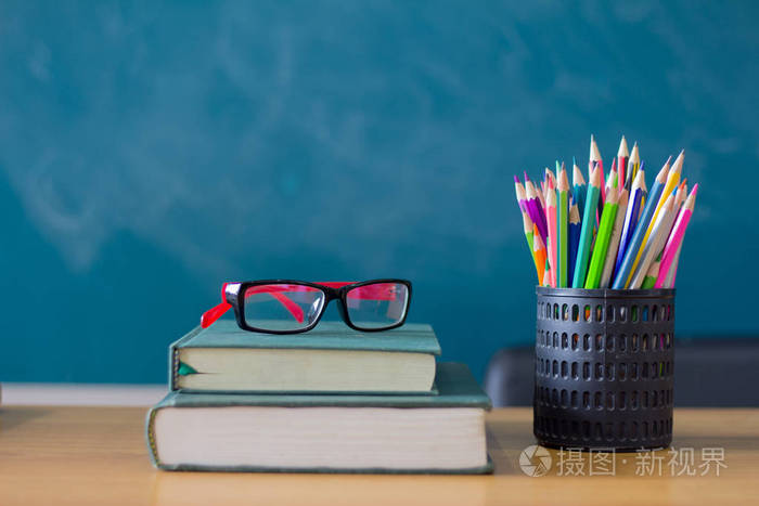 书和文具在桌上背景是黑板教育概念