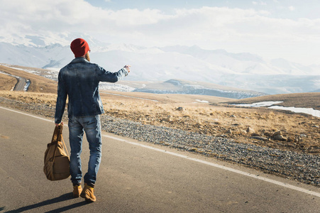旅游和人的概念-时尚的时髦走在乡间小路的户外和指向某事的手指照片