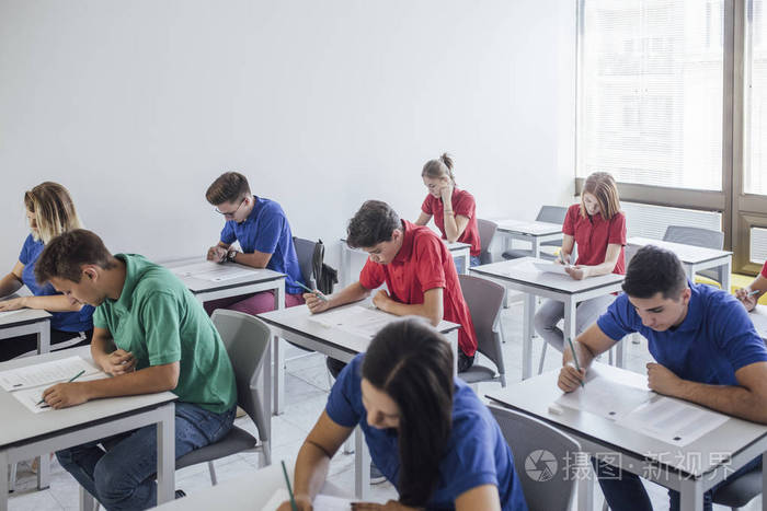 高中生在教室里做考试