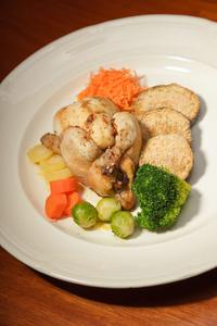 蔬菜和鸡板和木表上的晚餐
