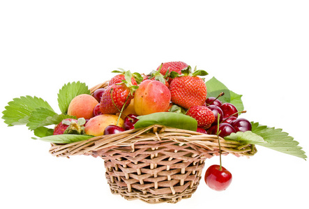 成熟的水果和浆果在篮子上白色隔离照片