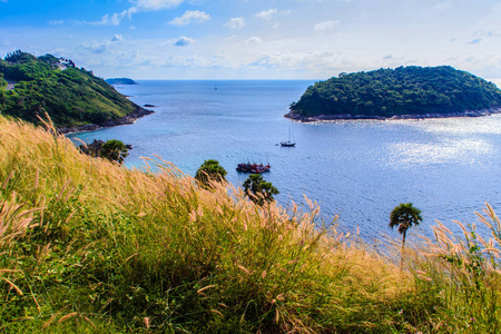 美丽的海景普吉岛悬崖和小岛屿附近蓬贴海角, 最美丽的日落观在普吉岛
