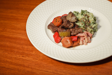 蔬菜土豆和肉白板和木表上的晚餐
