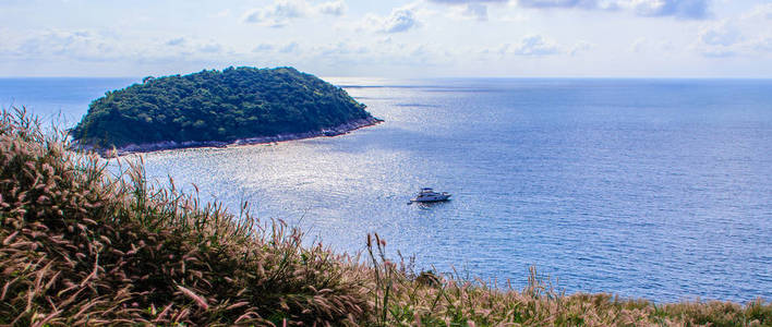 美丽的海景普吉岛悬崖和小岛屿附近蓬贴海角, 最美丽的日落观在普吉岛, 泰国