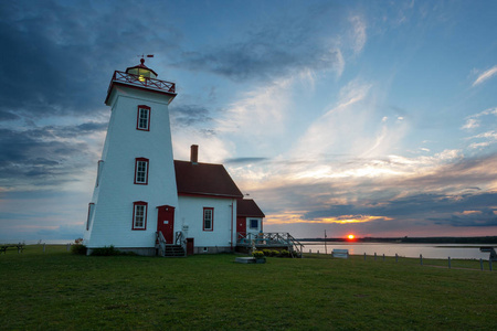 在日落时分加拿大爱德华王子岛的木岛灯塔