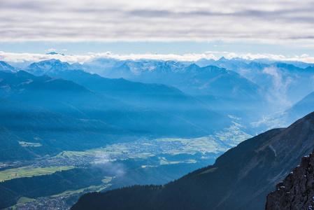 视图从 Hafelekarspitze 在因斯布鲁克到 Stubai 谷和因斯布鲁克, 奥地利的山风景