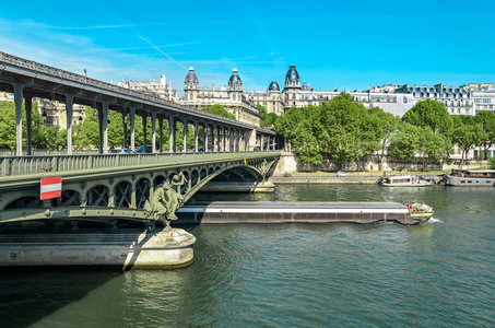 巴黎城市晴天, 伯哈基姆大桥货轮在塞纳河上经过