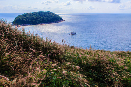 美丽的海景普吉岛悬崖和小岛屿附近蓬贴海角, 最美丽的日落观在普吉岛, 泰国