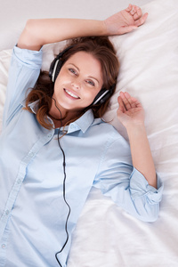 女人在床上听音乐放松图片