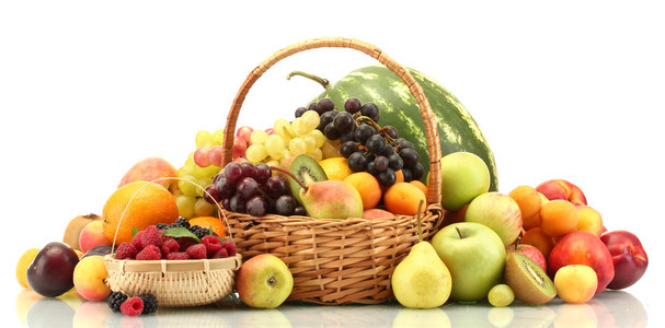 异国情调的水果和浆果在篮子上白色隔离的分类