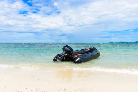 橡胶船, 岩石海岸和白色沙子海滩与蓝色海在 Kohkham。曼谷, 春武里, 泰国