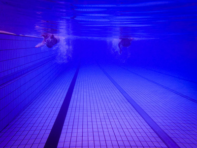 女子跳水蓝色游泳池