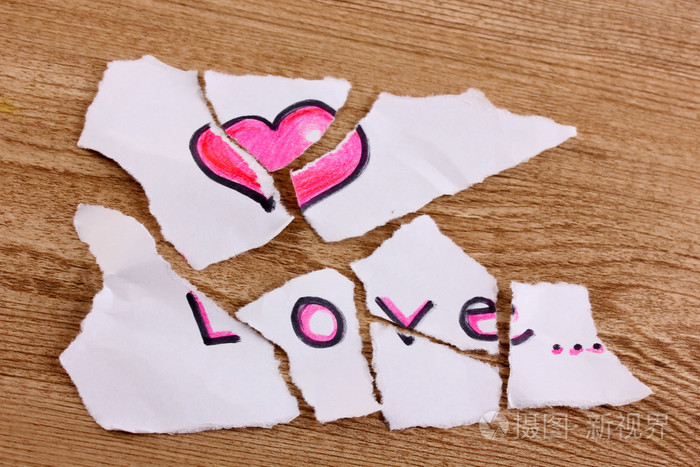 撕的纸字爱在木桌上的特写照片-正版商用图片05it7n-摄图新视界