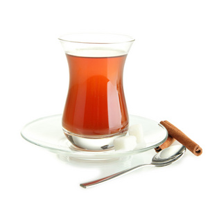 杯土耳其茶，孤立在白色
