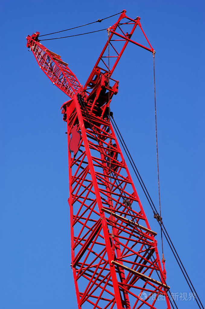 高耸的建筑起重机臂