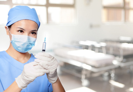 女医生持注射器针照片