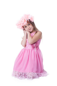 漂亮的小女孩在粉红色的裙子和花环