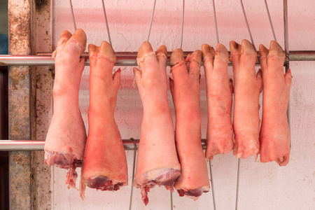 猪蹄脚挂在肉店里图片
