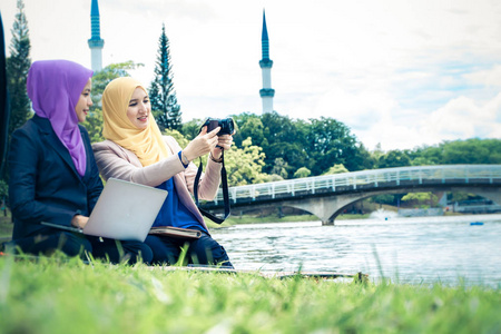 年轻美丽 muslimah 的生活方式享受友谊和讨论照片, 他们一起拍摄