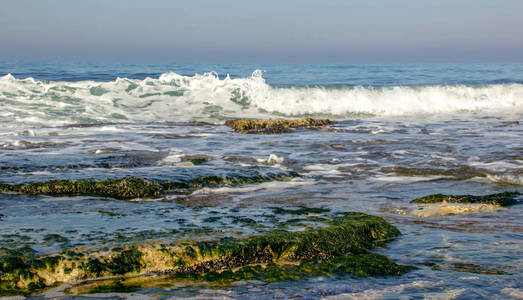 位于地中海沿岸靠近 Rosh Hanikra，以色列的早晨冲浪