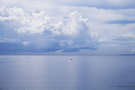 海滨景观与渔船.多云的天空和平静的大海.热带岛屿上的夏季天气.