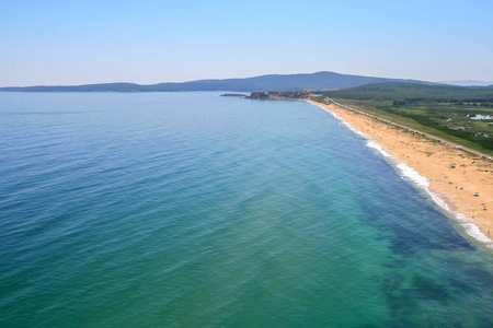 保加利亚布尔地区 Dyuni 附近的驾驶海滩鸟瞰图