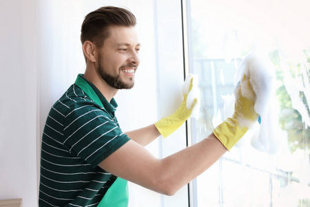 男工人在家洗窗玻璃
