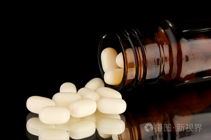 孤立在黑色的瓶丸