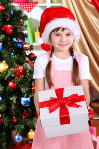 圣诞玩具在欢乐地装饰房间的小女孩