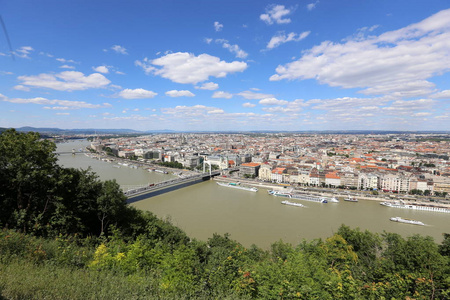 从 Gellrt 山你可以看到多瑙河和布达佩斯, 匈牙利首都