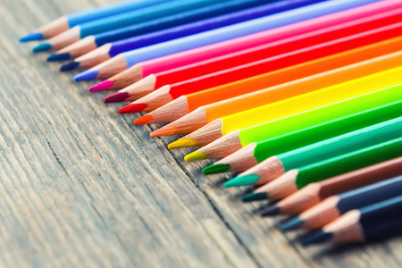 一套彩色铅笔。选择性聚焦