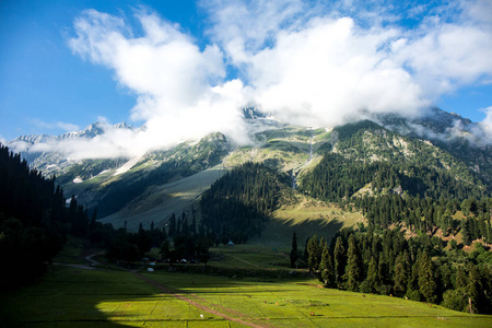 在 Sonamarg，克什米尔，印度北部山顶云