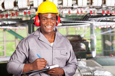 在工厂中年轻非洲纺织工人非洲裔美国蓝领工作者在纺织工厂工作修复