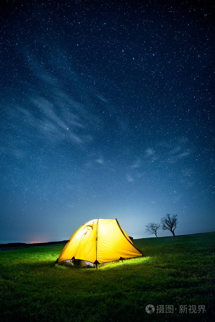 星光灿烂的天空下, 夜晚群山中闪耀的露营帐篷照片-正版商用图片05j4