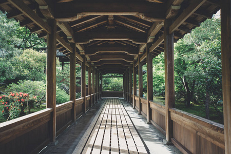 户外人行道传统的日本木制建筑和花园背景