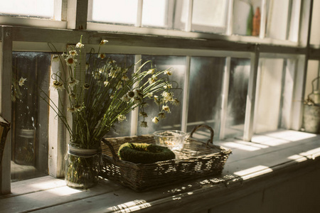 在一个大木窗的窗台上的花瓶里干花, 白天轻