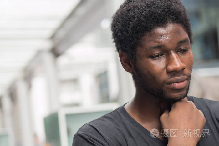 喉咙痛的非洲人 人患感冒 流感 咽喉炎病的画像 男士保健 身体护理 疾病 疼痛概念 非洲青年成年男子模型照片 正版商用图片05j6ft 摄图新视界