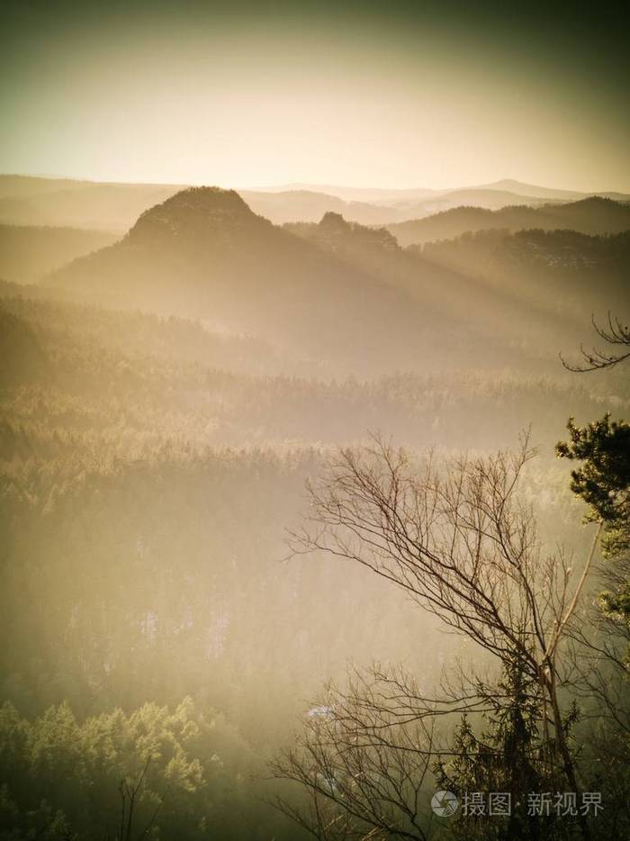 春天的早晨性质含裂纹的砂岩悬崖森林山谷上空天亮太阳在地平线上