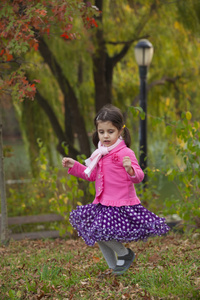秋天的公园的可爱女孩图片