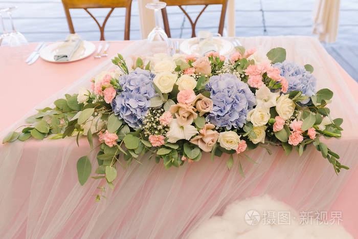 婚礼桌上优雅的鲜花