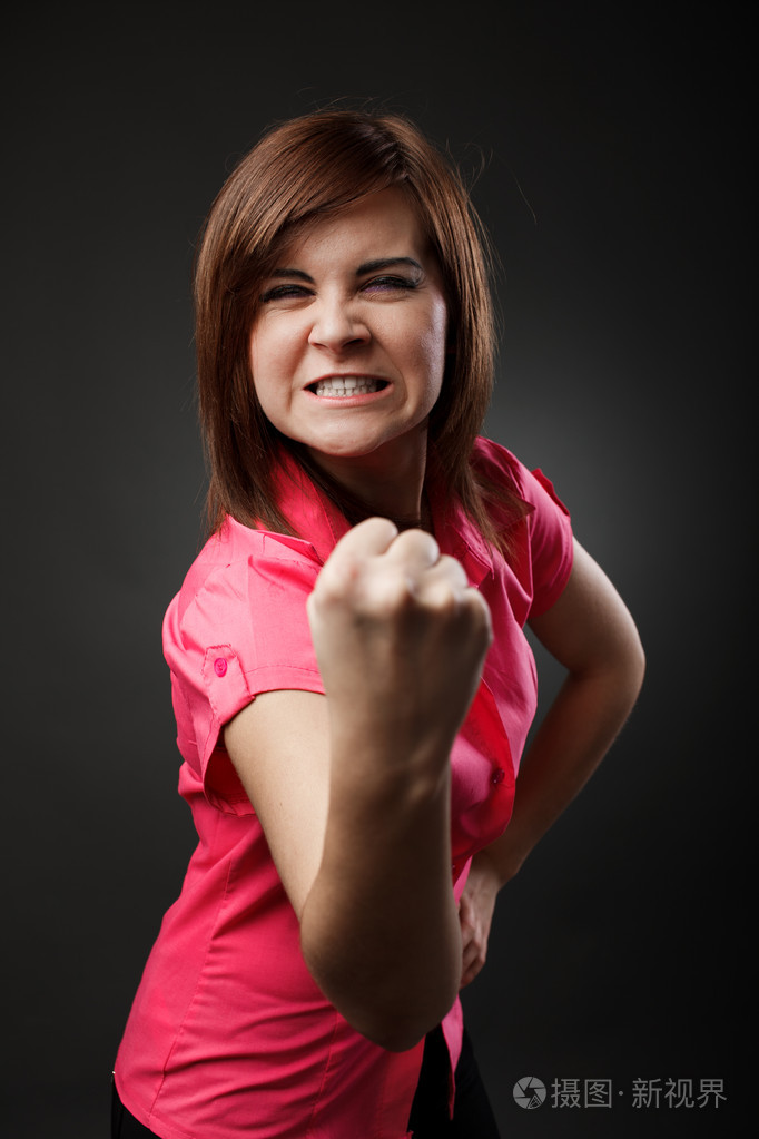 激进的年轻女士显示拳头