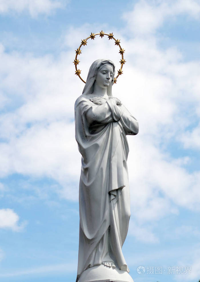作为象征着爱和天主教教堂附近的仁慈圣母玛利亚的雕像白色的圣玛丽亚