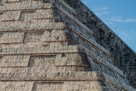 Detaail 金字塔库库尔坎的台阶在玛雅考古学站点鸡察, 墨西哥