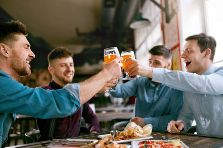 啤酒干杯图片-啤酒干杯素材-啤酒干杯插画-摄图新视界