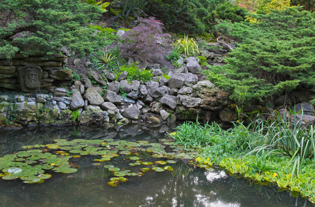 天然石池