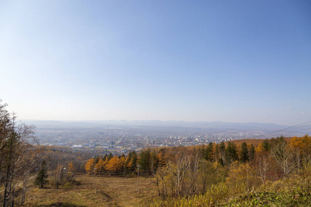 从山到城市的景色南哈萨克Sakhalinsk