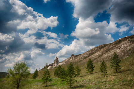 Kostomarovo 的白垩寺上空有三维云层的深蓝色天空。一个惊人的自然现象, 保存这些 天后 到今天