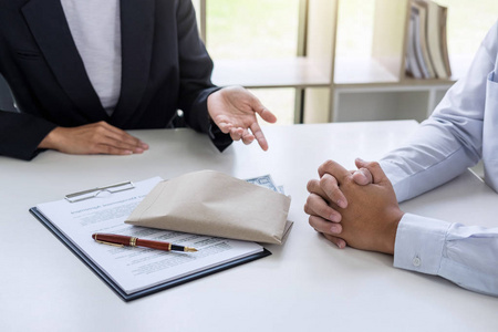 美元票据, 商人在信封里的钱, 而达成协议的房地产合同和金融公司照片