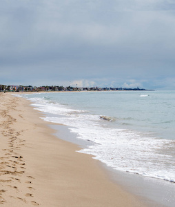 巴塞罗那的 Castelldefels 海滩。最旅游的海滩之一